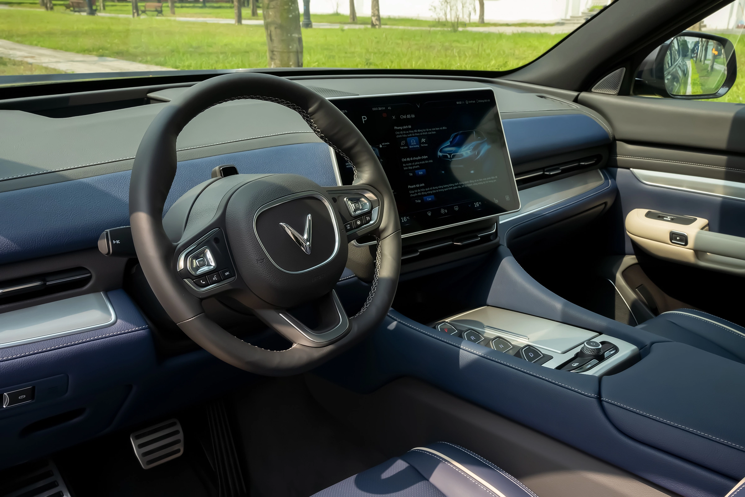 VF-9-Navy-White-View-from-driver-A7304109